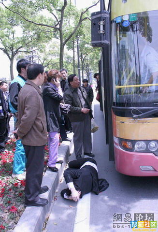 bus-chauffeur-china-mepmep-4
