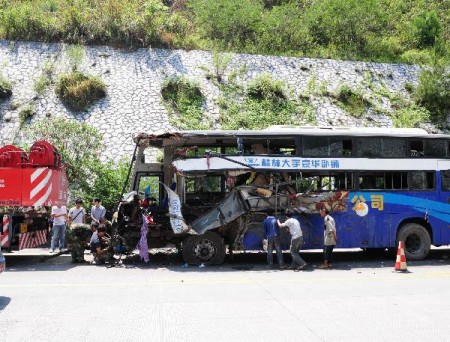 bus-ongeluk-hechi-china-1