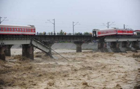 trein-valt-in-rivier-china-1