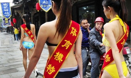 Sexy meisjes uit China maken reclame in Chengdu
