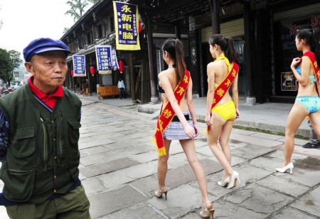 Sexy meisjes uit China maken reclame in Chengdu