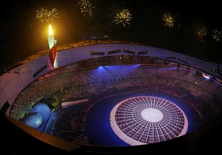 Olympische vlam Beijing boven Bird's Nest