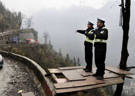 a-politie-bergweg-china-1
