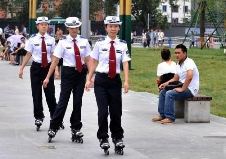 china-politie-rolschaatsen-1