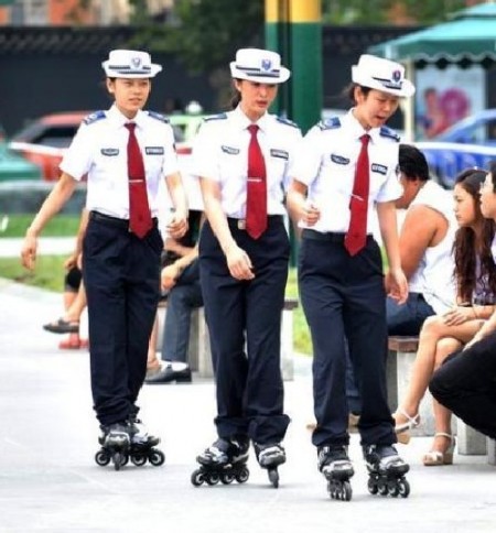 china-politie-rolschaatsen-2