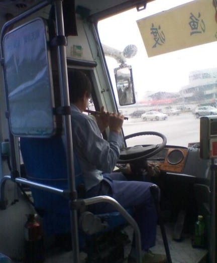 bus-chauffeur-blokfluit-china-1