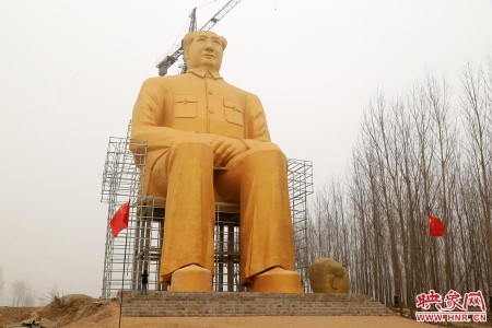 Chinees Dorp bouw Groot Standbeeld voor Mao Zedong